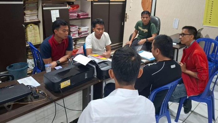 Salah satu pelaku (baju hitam) pengeroyokan terhadap Amri saat diamankan di kantor polisi.