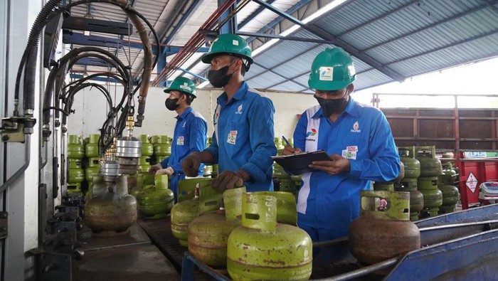 Pengisian LPG di salah satu depot Pertamina