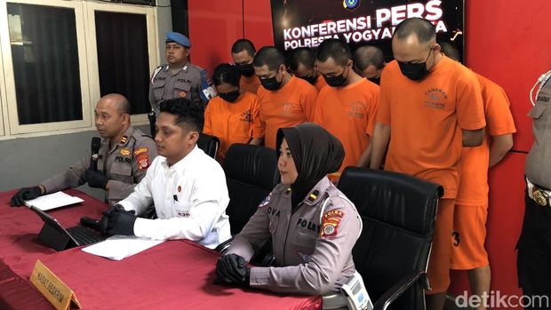 Rilis pers penangkapan sindikat jasa pembuatan SIM palsu di Polresta Jogja, Senin (22/9/2025).