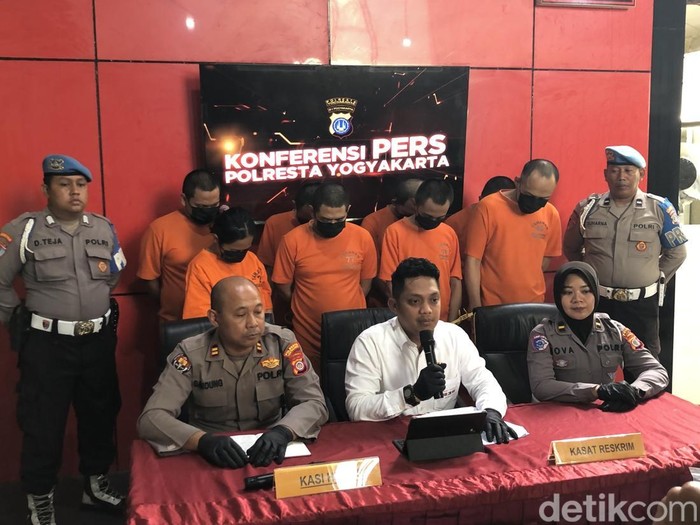 Rilis pers penangkapan sindikat jasa pembuatan SIM palsu di Polresta Jogja, Senin (22/9/2025).