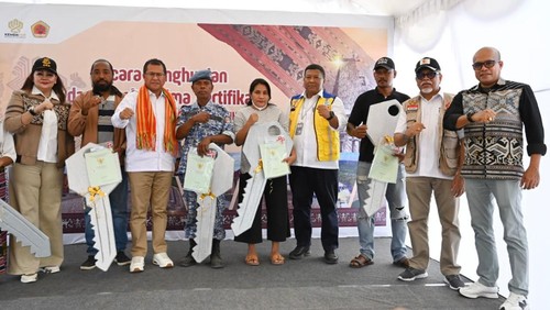 Penyerahan kunci rumah kepada eks pejuang Timor Timur di Kabupaten Kupang, NTT, Senin (22/9/2025). (Dok. Pemkab Kupang)