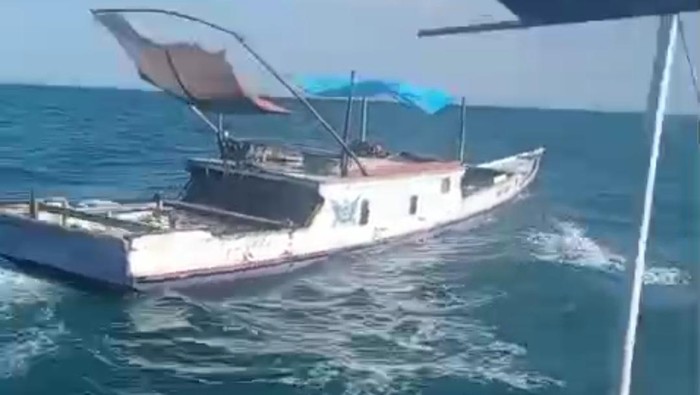 Perahu nelayan berlayar tanpa awak di Pulau Balang Caddi Kabupaten Pangkep.