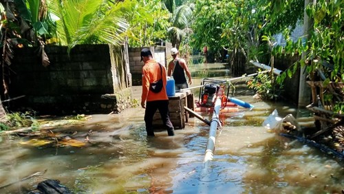 Personel BPBD Karangasem melakukan penyedot air sisa banjir di Banjar Dinas Tengading, Desa Antiga, Kecamatan Manggis, Karangasem, Senin (22/9/2025). (Dok. BPBD Karangasem)