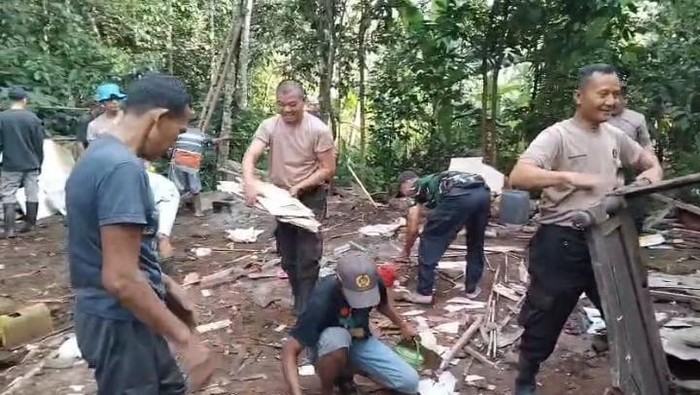 Personel Polsek Ajibarang saat melakukan kerja bakti untuk membongkar rumah warga di Desa Pancurendang.