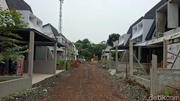 Suasana di kawasan perumahan YVE Depok, Jawa Barat, Kamis (18/9/2025). Pembangunan rumah YVE Agua 7 dan 8 yang lamban sampai bertahun-tahun membuat banyak konsumen protes karena belum bisa menempati huniannya, padahal sudah membayar lunas.