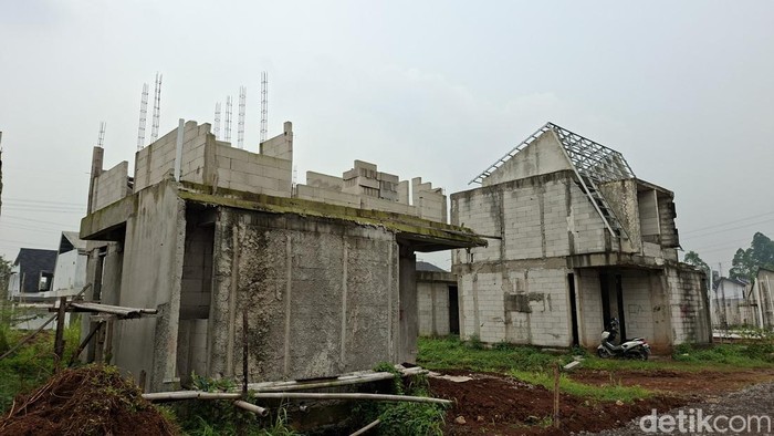 Suasana di kawasan perumahan YVE Depok, Jawa Barat, Kamis (18/9/2025). Pembangunan rumah YVE Agua 7 dan 8 yang lamban sampai bertahun-tahun membuat banyak konsumen protes karena belum bisa menempati huniannya, padahal sudah membayar lunas.
