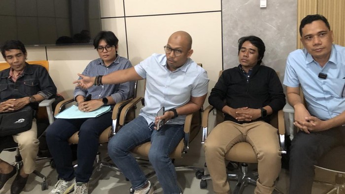 Perwakilan kuasa hukum tersangka Radiet Adiansyah saat ditemui di Kota Mataram, Senin (22/9/2025). (M. Zahiruddin/detikBali)