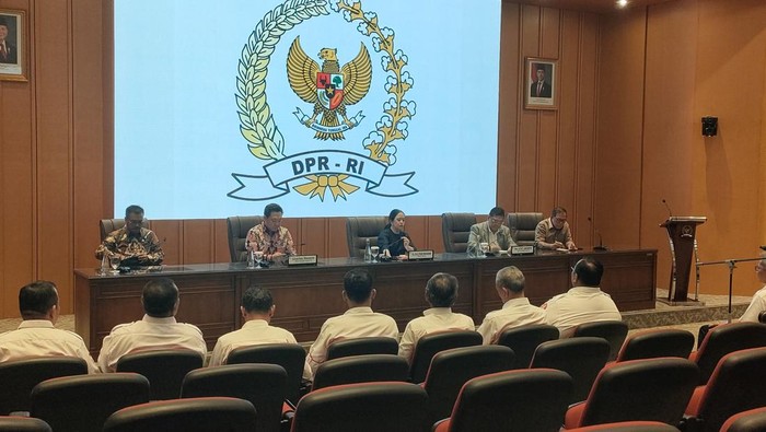 Perwakilan massa buruh yang berdemo di DPR diterima Puan Maharani di dalam Gedung DPR RI, Jakarta, Senin (22/9/2025).