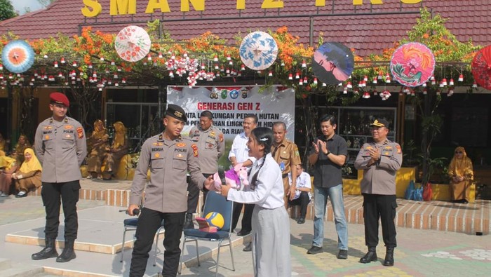 Perwira remaja Akpol turun ke SMAN 12 Pekanbaru membawa semangat pelajar menanam pohon, Senin (22/9/2025).