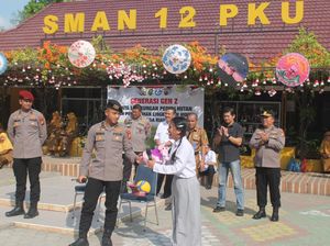 Perwira Remaja Akpol Turun ke SMA di Riau Bawa Semangat Tanam Pohon