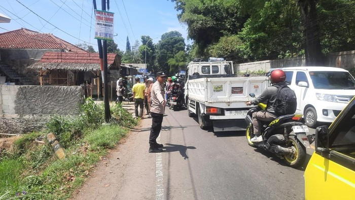 Petugas cek lokasi kecelakaan siswa SD ditabrak pikap di Cianjur.