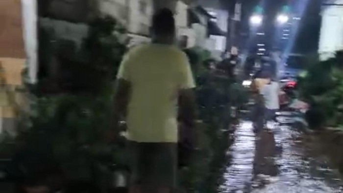 Pipa PDAM di Depok bocor sempat merendam jalan dan rumah warga. (Dok. ist)