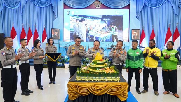 Polda Riau merayakan HUT ke-70 Polantas bareng komunitas ojol, Senin (22/9/2025).