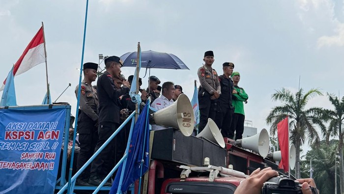 Polisi dan massa buruh menggelar doa bersama di tengah unjuk rasa depan DPR, Senin (22/9/2025).