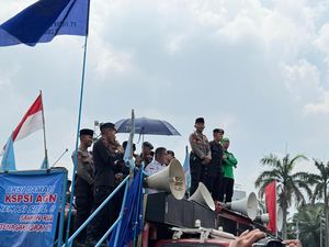 Polisi dan Buruh Gelar Doa Bersama di Tengah Unjuk Rasa di DPR