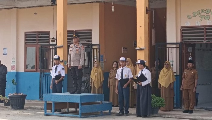 Polisi di Dumai menjadi pembina upacara beri pesan disiplin lantas kepada siswa SMP, Senin (22/9/2025).
