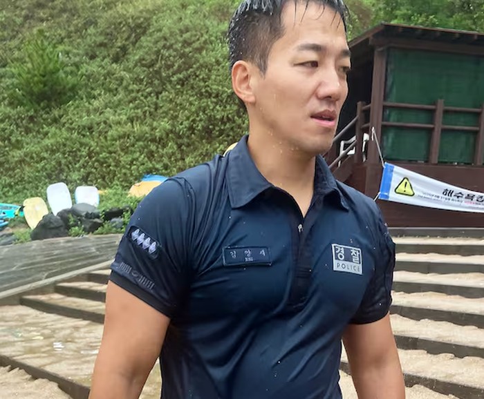 Polisi Jeju selamatkan turis pakai papan selancar