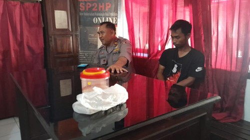 Polisi memeriksa terduga pelaku pencurian tabung LPG di Mapolsek Pekutatan, Kecamatan Pekutatan, Jembrana, Bali, Minggu (21/9/2025). (Foto: Polsek Pekutatan)