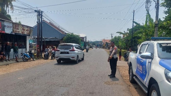 Polisi olah TKP kecelakaan di  Jalan Raya Bojong-Wonopringgo .
