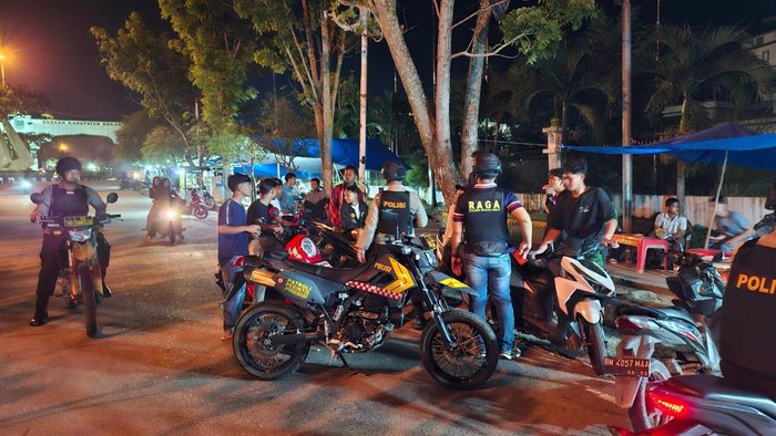 Polres Inhu menggelar patroli skala besar untuk memastikan keamanan warga.