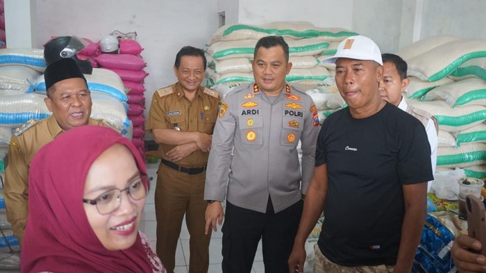 Kapolres Jombang AKBP Ardi Kurniawan memimpin langsung sidak ke pedagang beras