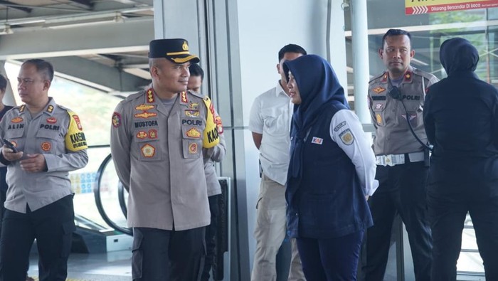 Polres Metro Bekasi melakukan penyekatan di Stasiun Cikarang cegah anarko ikut demo di DPR, Senin (22/9/2025).
