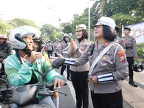 Puluhan Polwan di Surabaya Bagi Helm dan Cokelat, Ada Acara Apa?