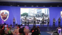 Acara juga diisi dengan hiburan musik dari L Bhara Band. Kemudian ada pula pembagian sembako kepada para komunitas ojol.
