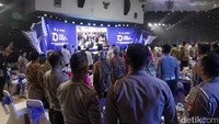 Usai meninjau pameran, Kapolri memasuki lokasi acara di Auditorium Mutiara. Acara diawali dengan menyanyikan lagu Indonesia Raya, kemudian dilanjutkan dengan lagu Mars Polantas dan pembacaan doa.