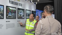 Mengawali rangkaian acara, Jenderal Sigit bersama Habiburokhman dan Irjen Agus tampak berkeliling melihat pameran dari Korlantas Polri.