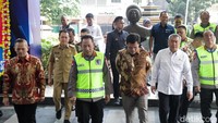 Kapolri Jenderal Listyo Sigit Prabowo menghadiri acara syukuran Hari Lalu Lintas Bhayangkara ke-70. Kapolri hadir bersama Ketua Komisi III DPR RI Habiburokhman dan Kakorlantas Polri Irjen Agus Suryonugroho. Acara syukuran ini digelar secara sederhana di Auditorium Mutiara STIK/PTIK, Jakarta Selatan, Senin (22/9/2025). Kapolri tiba di lokasi sekitar pukul 10.02 WIB.