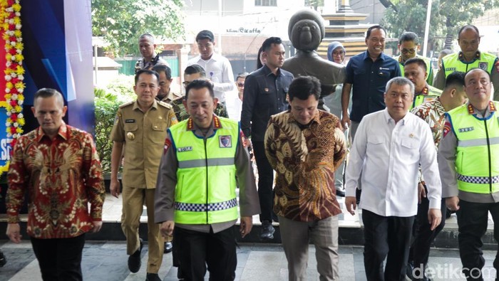 Kapolri Jenderal Listyo Sigit menghadiri syukuran Hari Lalu Lintas Bhayangkara ke-70 di Jakarta, Senin (22/9/2025). Acara digelar sederhana dengan tema lalu lintas modern.