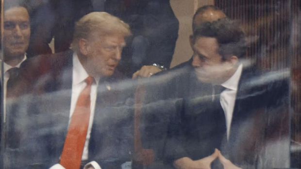 Presiden AS Donald Trump dan CEO Tesla Elon Musk berbincang saat menghadiri peringatan memorial aktivis konservatif Charlie Kirk di State Farm Stadium, Glendale, Arizona, Minggu (21/9/2025). (X/@elonmusk)