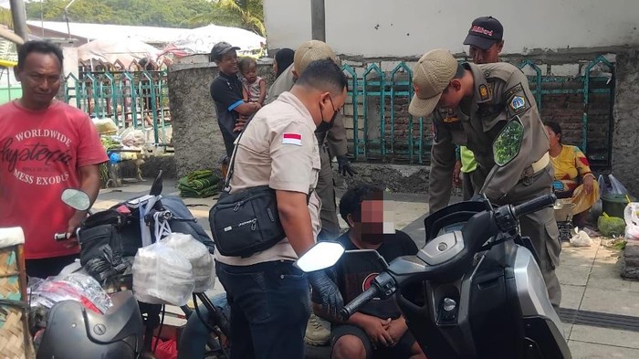 Pria ODGJ yang diamankan Satpol PP dan petugas terkait di Gresik diduga bersebadan dengan ODGJ perempuan di tepi jalan.