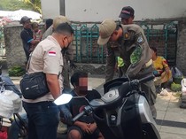 Bujuk Rayu Petugas Satpol PP Atasi 2 OGDJ Berhubungan Intim di Pinggir Jalan