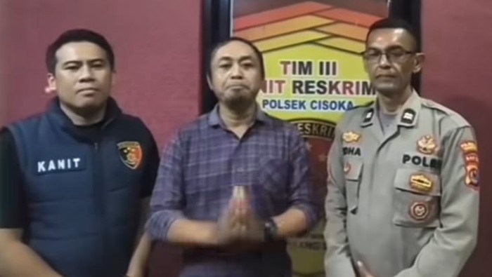Pria viral pamer pistol minta maaf. Ternyata senjata mainan, Senun (22/9/2025).