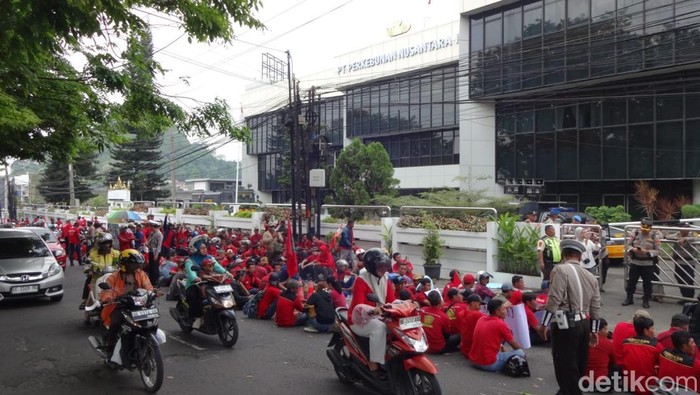 Puluhan buruh melakukan aksi demo di depan kantor PTPN I Lampung.