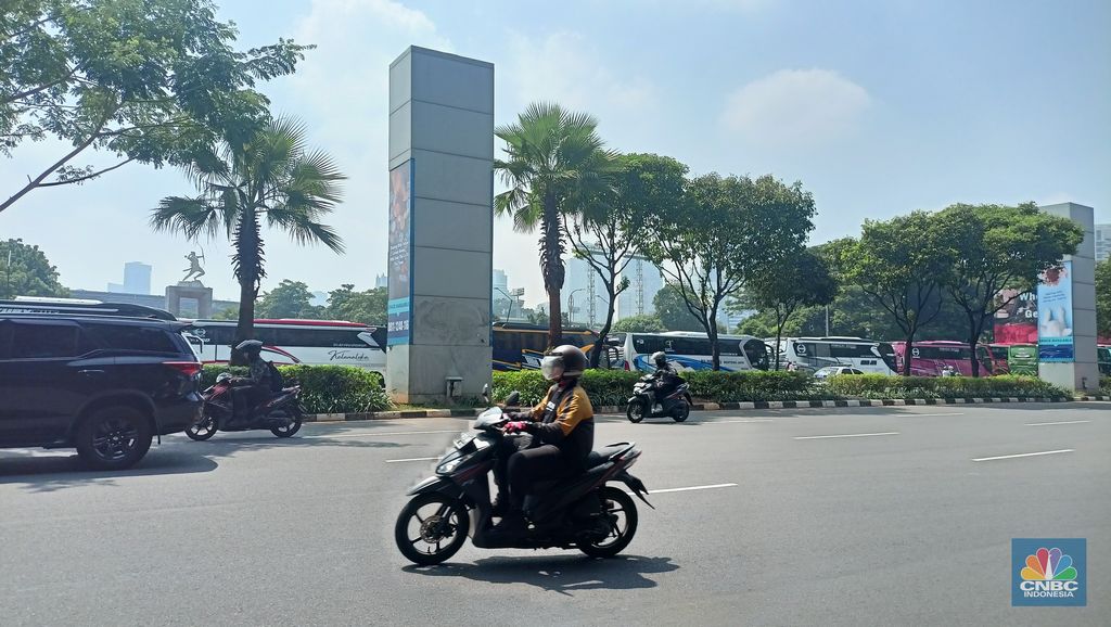 Puluhan bus yang mengangkut para buruh yang akan menggelar aksi demonstrasi dari berbagai daerah sudah terparkir di depan gerbang utama kawasan Gelora Bung Karno, Senayan, Jakarta, Senin (22/9/2025). (CNBC Indonesia/Ferry Sandi)