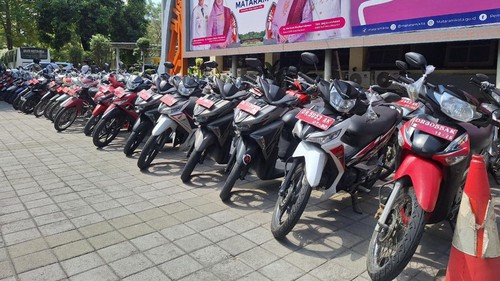 Puluhan kendaraan dinas Pemkot Mataram ditarik karena tidak sesuai peruntukan, Senin (22/9/2025). (Nathea Citra/detikBali)