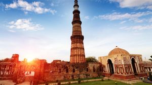 Megahnya Qutub Minar Mahakarya Seni Islam di New Delhi