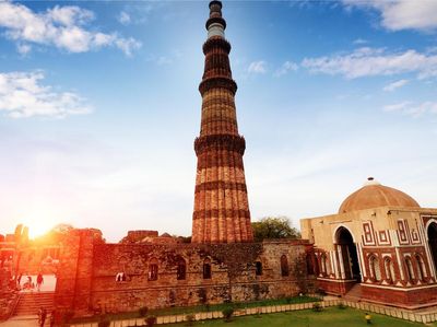 Megahnya Qutub Minar Mahakarya Seni Islam di New Delhi