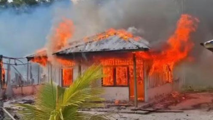 Warga Desa Umiyal di Halmahera Tengah, Maluku Utara (Malut) membakar 5 rumah semi permanen bantuan Pemkab Raja Ampat, Papua Barat Daya.