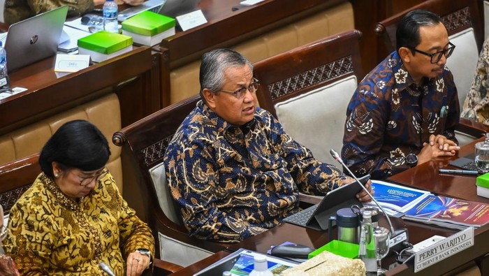 Raker Gubernur BI dengan Komisi XI DPR Suasana rapat kerja Gubernur Bank Indonesia (BI) bersama Komisi XI DPR di Kompleks Parlemen Senayan, Jakarta, Senin (22/9/2025). BI menyatakan siap menanggung sebagian beban bunga untuk sejumlah program strategis pemerintah khususnya yang berkaitan dengan penguatan ekonomi kerakyatan. ANTARA FOTO/Rivan Awal Lingga/rwa.