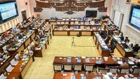 Perry menjelaskan, BI dan pemerintah telah menyepakati pembagian beban bunga untuk program perumahan rakyat dan Koperasi Desa/Kelurahan Merah Putih (Kopdes). Sebagai contoh, dalam program pembiayaan perumahan rakyat, pemerintah memperoleh imbal hasil sekitar 0,5% dari penempatan dana. Dengan asumsi SBN tenor 10 tahun berada di level 6,3%, setelah dikurangi 0,5% dan dibagi dua, BI akan menanggung sekitar 2,9% bunga, sehingga beban bersih pemerintah menjadi lebih ringan.