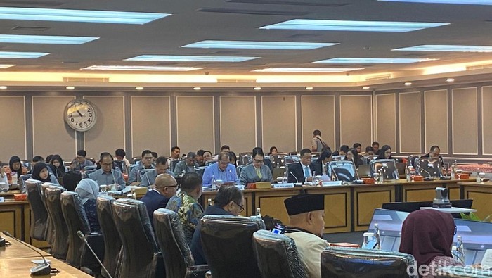 Rapat Kerja (Raker) pembahasan RUU Ekstradisi RI-Rusia yang dihadiri oleh Wakil Menteri Hukum Eddy Hiariej hingga Wamenlu Arif Havas Oegroseno. Rapat dipimpin oleh Ketua Komisi XIII DPR Willy Aditya pada Senin (22/9/2025).