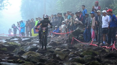 Ratusan Pembalap Dunia Adu Cepat di Kejuaraan Downhill Banyuwangi