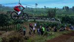 Ratusan Pembalap Dunia Adu Cepat di Kejuaraan Downhill Banyuwangi
