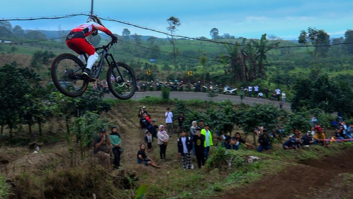 Ratusan Pembalap Dunia Adu Cepat di Kejuaraan Downhill Banyuwangi Pembalap sepeda XTR Rendy Varera Sanjaya memacu sepedanya pada kategori Men Elite Kejuaraan Banyuwangi Ijen Geopark (BIG) Downhill di Sirkuit Gantasan Bike Park Banyuwangi, Jawa Timur, Minggu (21/9/2025). BIG Downhill 2025 yang masuk agenda resmi Union Cycliste Internationale (UCI) tersebut melombakan 19 kategori yang diikuti 320 pembalap dari dalam dan luar negeri yakni Selandia Baru, Singapura, Filipina, Thailand, Malaysia dan Australia. ANTARA FOTO/Budi Candra Setya/foc.