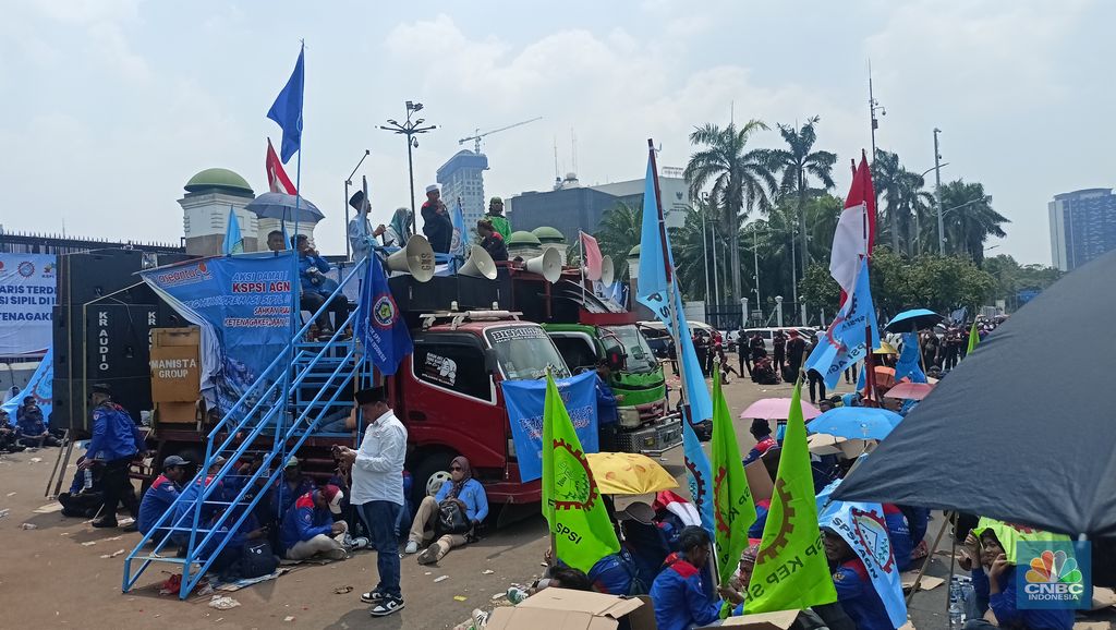 Ribuan buruh dari berbagai serikat pekerja melakukan aksi unjuk rasa di depan Gedung DPR RI, Senayan, Jakarta, pada Senin (22/9/2025). (CNBC Indonesia/Ferry Sandi)