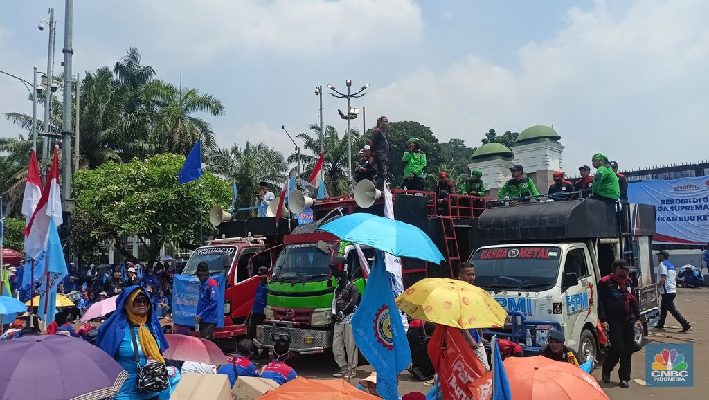 Ribuan buruh yang tergabung dalam Konfederasi Serikat Pekerja Indonesia (KSPI) dan Partai Buruh menggelar aksi unjuk rasa di depan Gedung DPR RI, Senayan, Jakarta, pada Senin (22/9/2025). (CNBC Indonesia/Chandra Dwi Pranata)